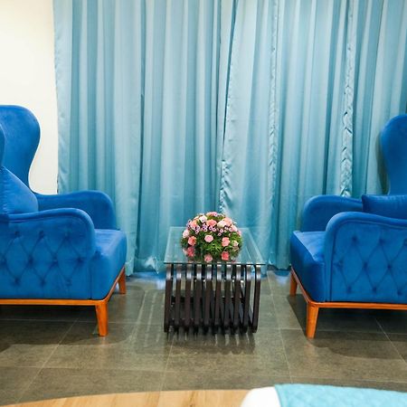 Blue Castle Hotel Thiruvananthapuram Buitenkant foto
