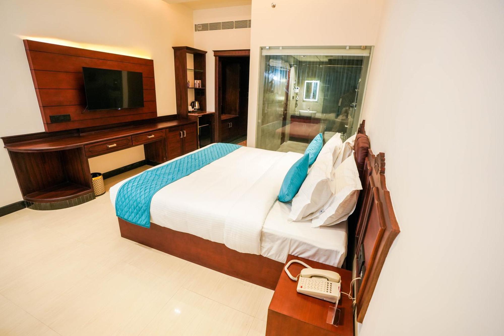 Blue Castle Hotel Thiruvananthapuram Buitenkant foto