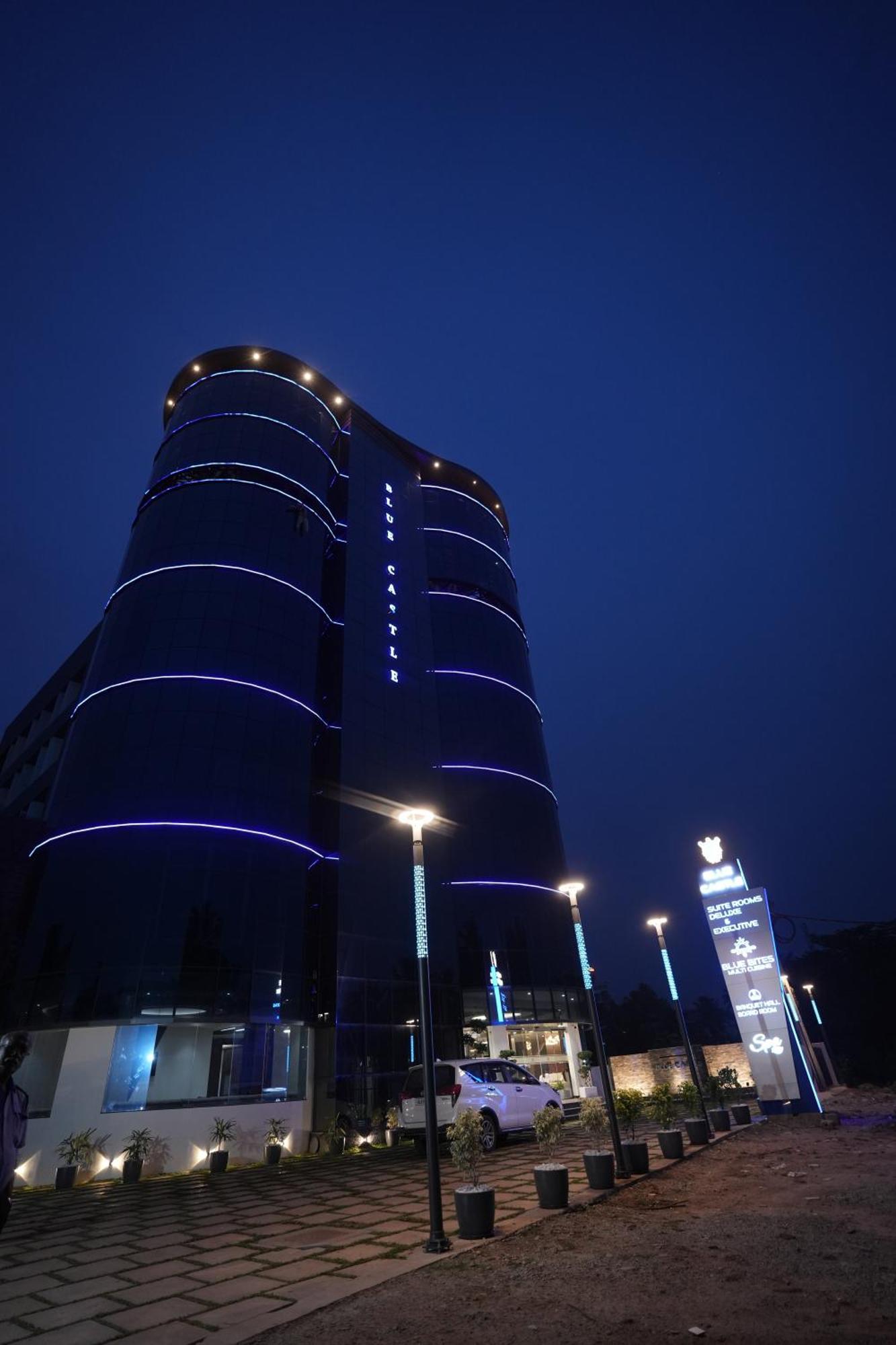 Blue Castle Hotel Thiruvananthapuram Buitenkant foto