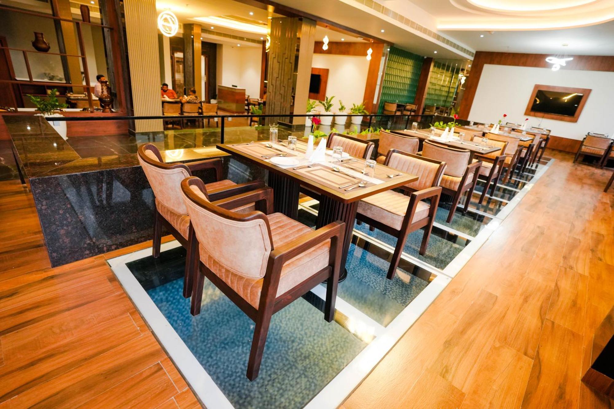 Blue Castle Hotel Thiruvananthapuram Buitenkant foto