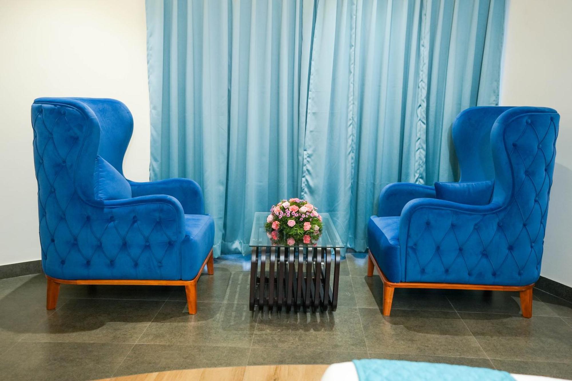 Blue Castle Hotel Thiruvananthapuram Buitenkant foto