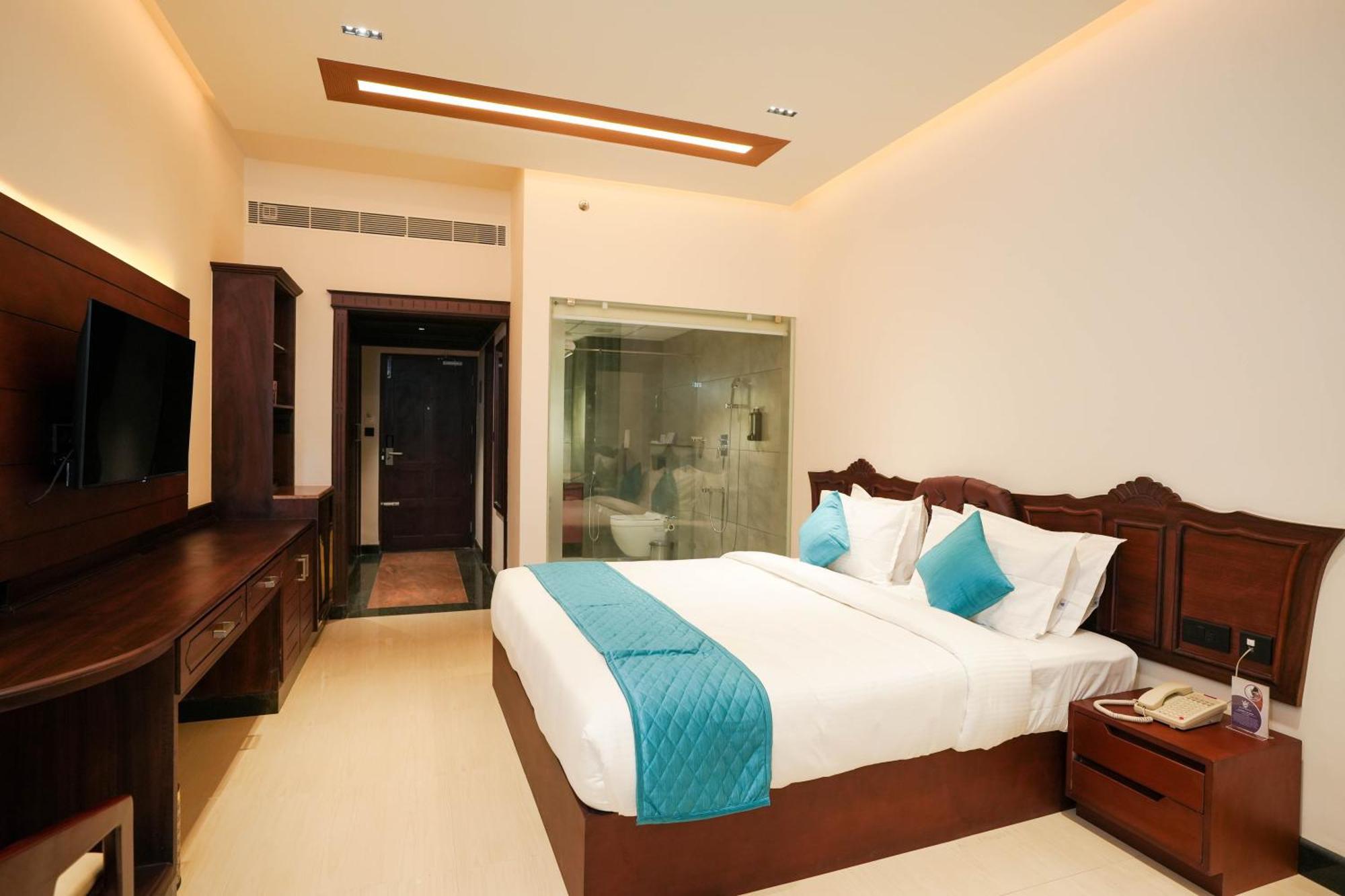 Blue Castle Hotel Thiruvananthapuram Buitenkant foto